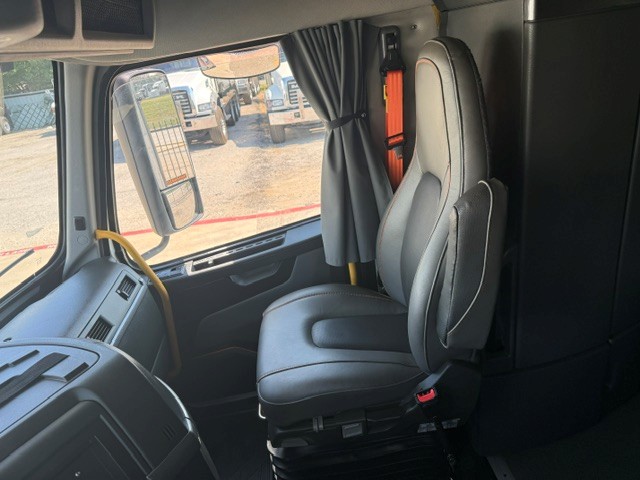 2025 Volvo VNL 860 in Amarillo, TX — photo 4