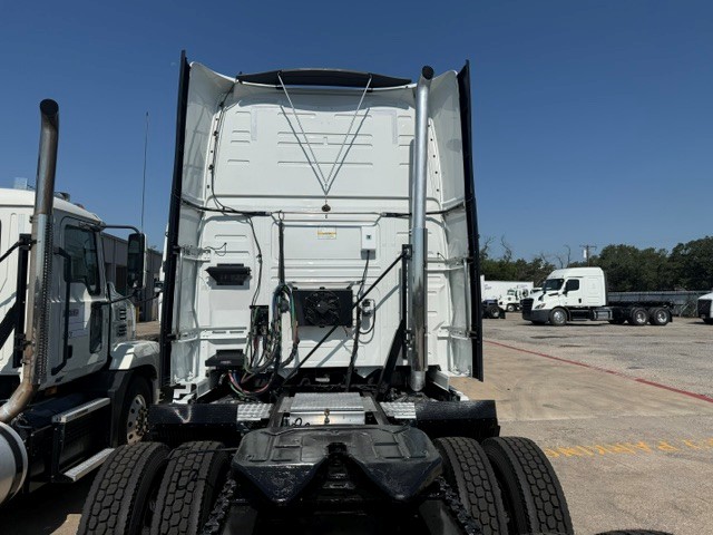 2025 Volvo VNL 860 in Amarillo, TX — photo 3