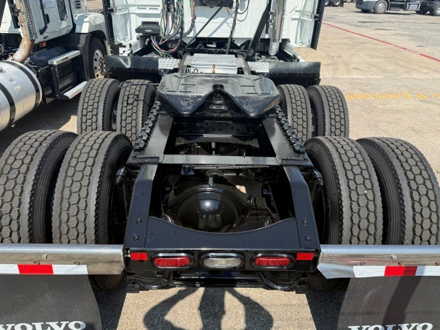 2025 Volvo VNL 860 in Amarillo, TX — photo 2