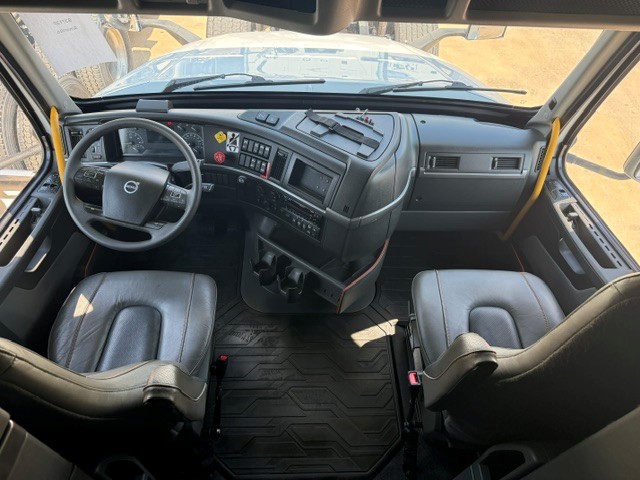 2025 Volvo VNL 860 in Amarillo, TX — photo 6