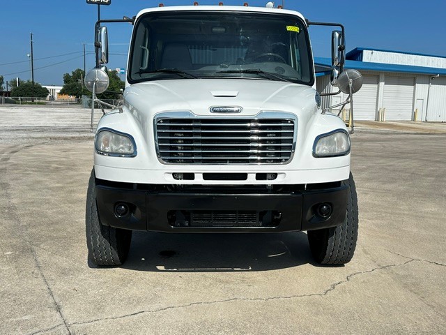2018 Freightliner M2 106 in San Antonio, TX — photo 3