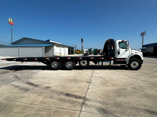 2018 Freightliner M2 106 in San Antonio, TX — photo 4