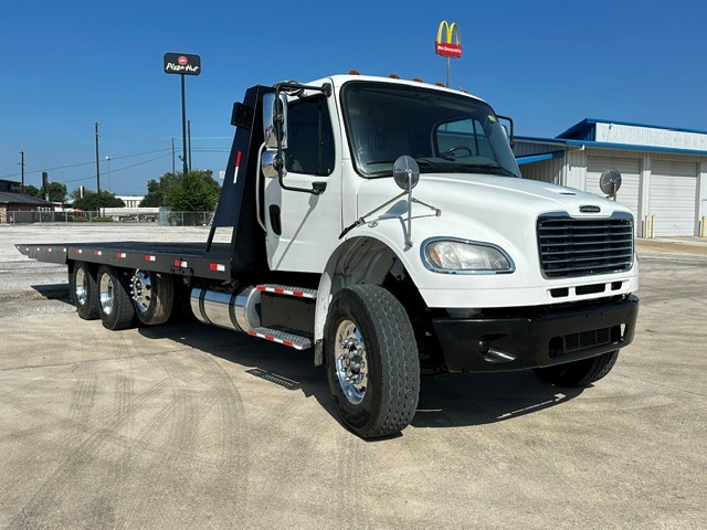 2018 Freightliner M2 106 in San Antonio, TX — photo 2