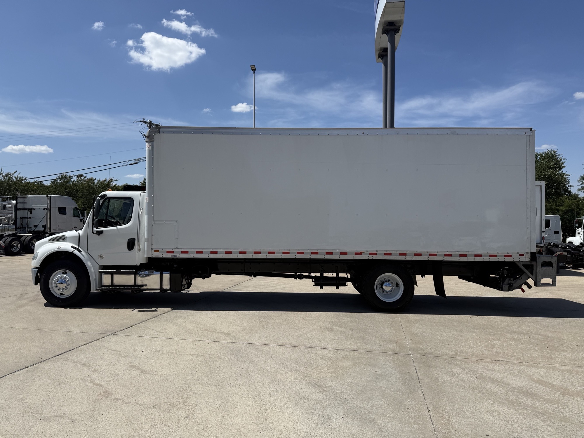 2020 Freightliner eM2 in TX — photo 2