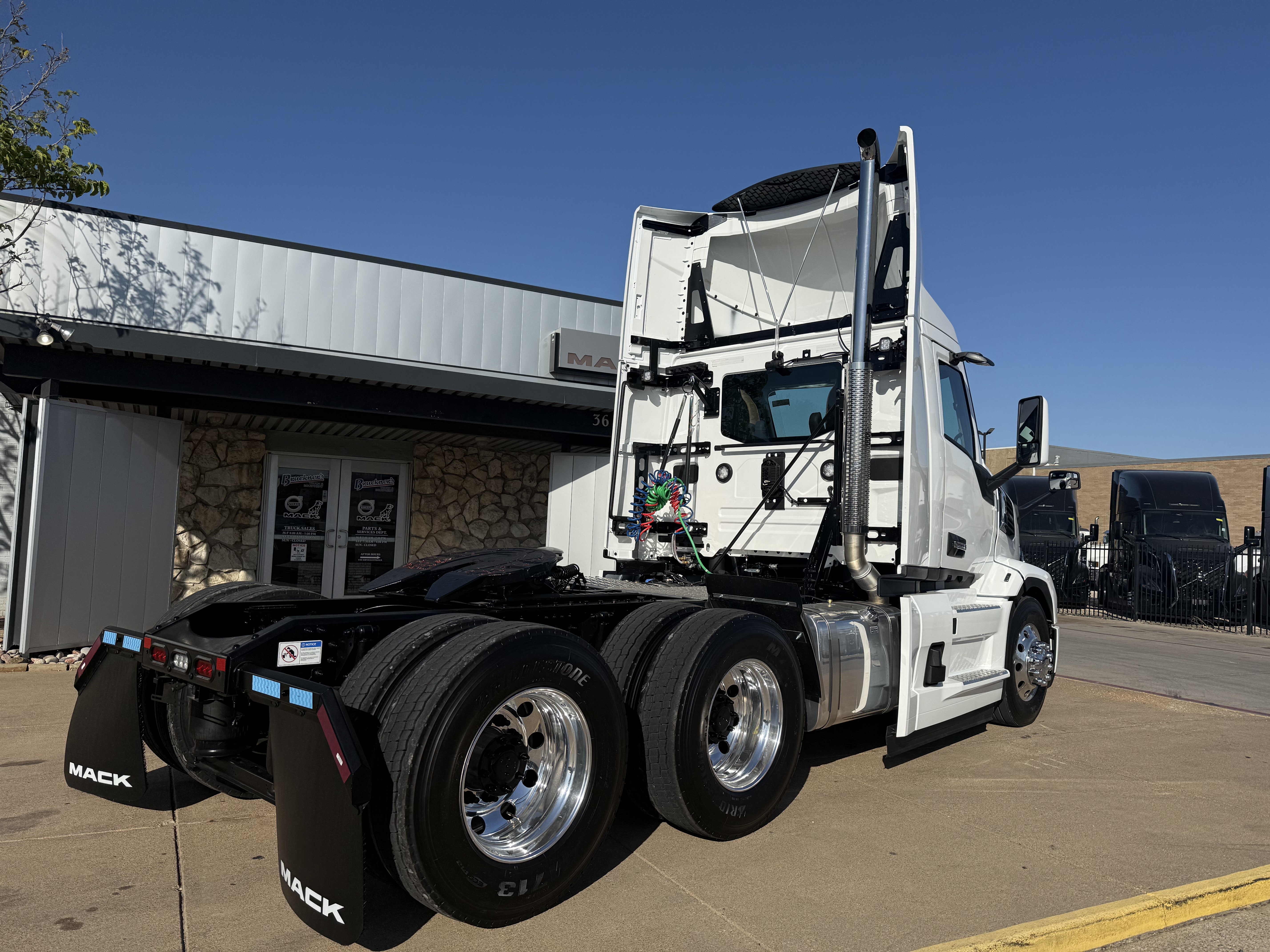 2026 Mack Pinnacle in Fort Worth, TX — photo 5