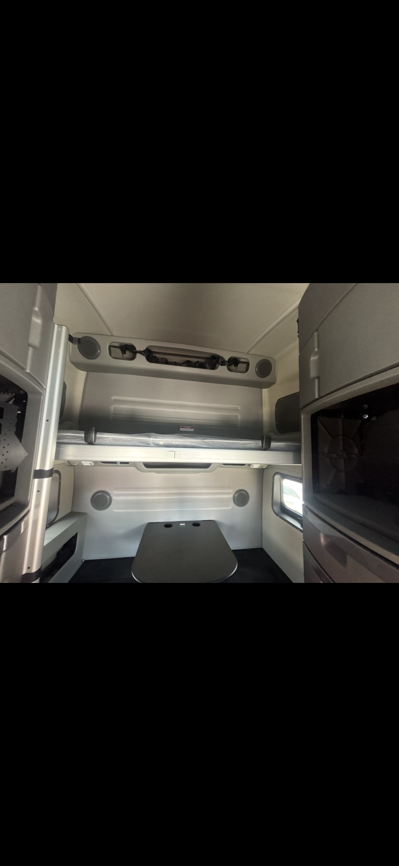 2024 Volvo VNL 860 in Fort Worth, TX — photo 3