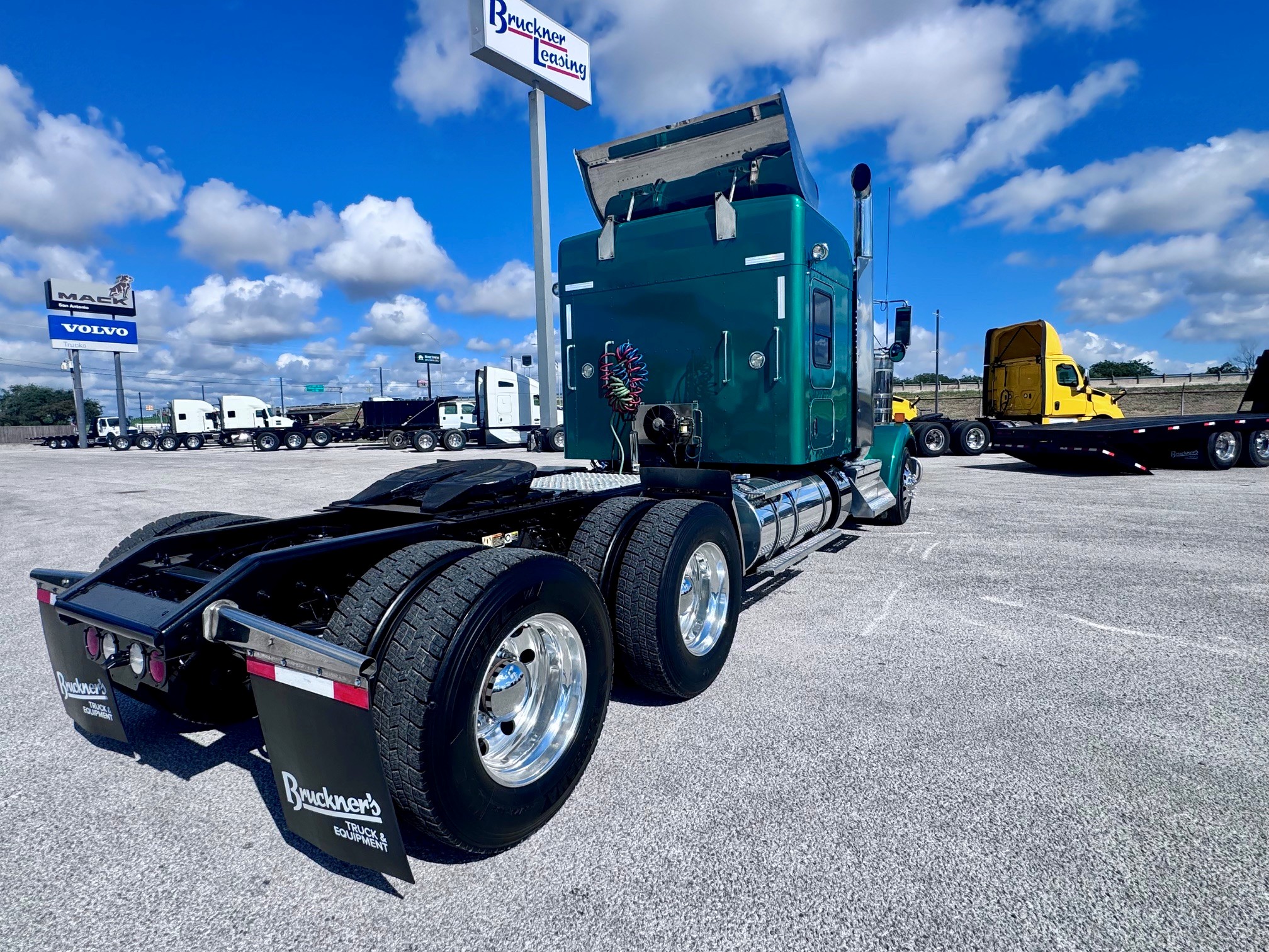 2023 Kenworth W900 in San Antonio, TX — photo 6