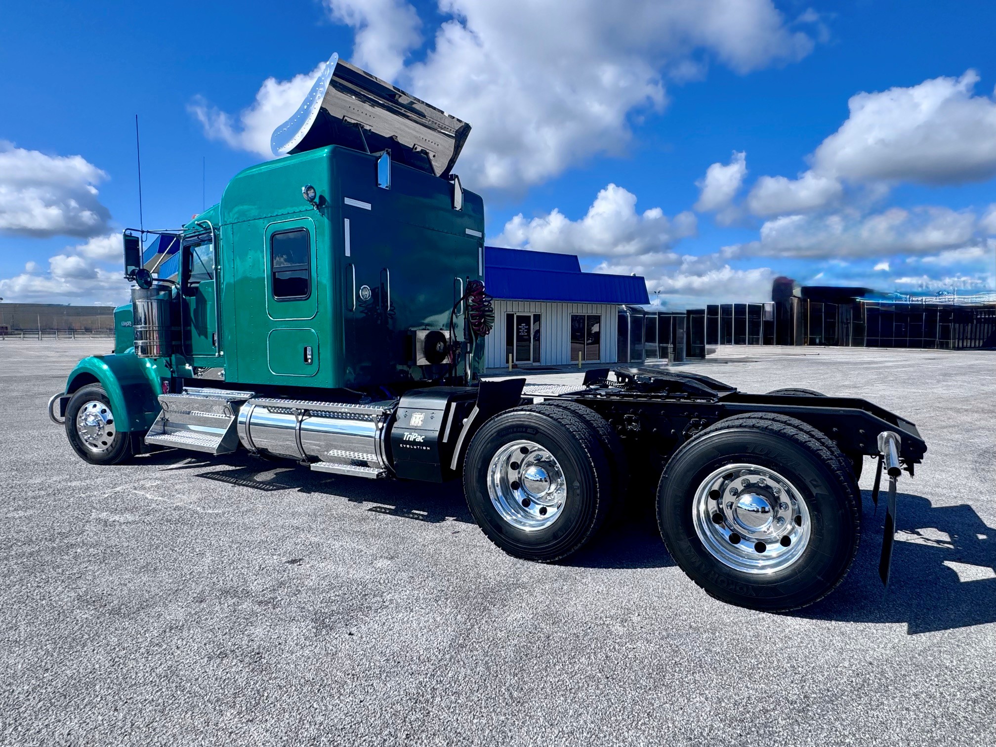 2023 Kenworth W900 in San Antonio, TX — photo 5