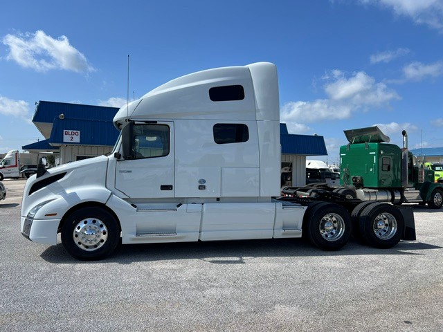 2020 Volvo VNL 760 in San Antonio, TX — photo 4