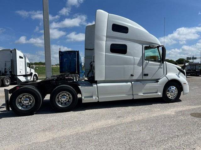 2020 Volvo VNL 760 in San Antonio, TX — photo 5