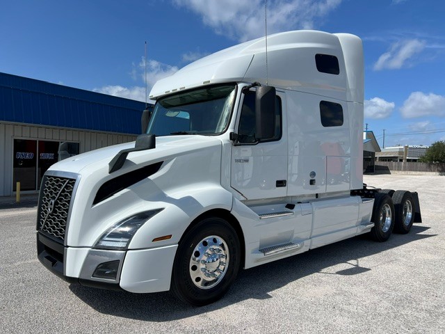 2020 Volvo VNL 760 in San Antonio, TX — photo 2