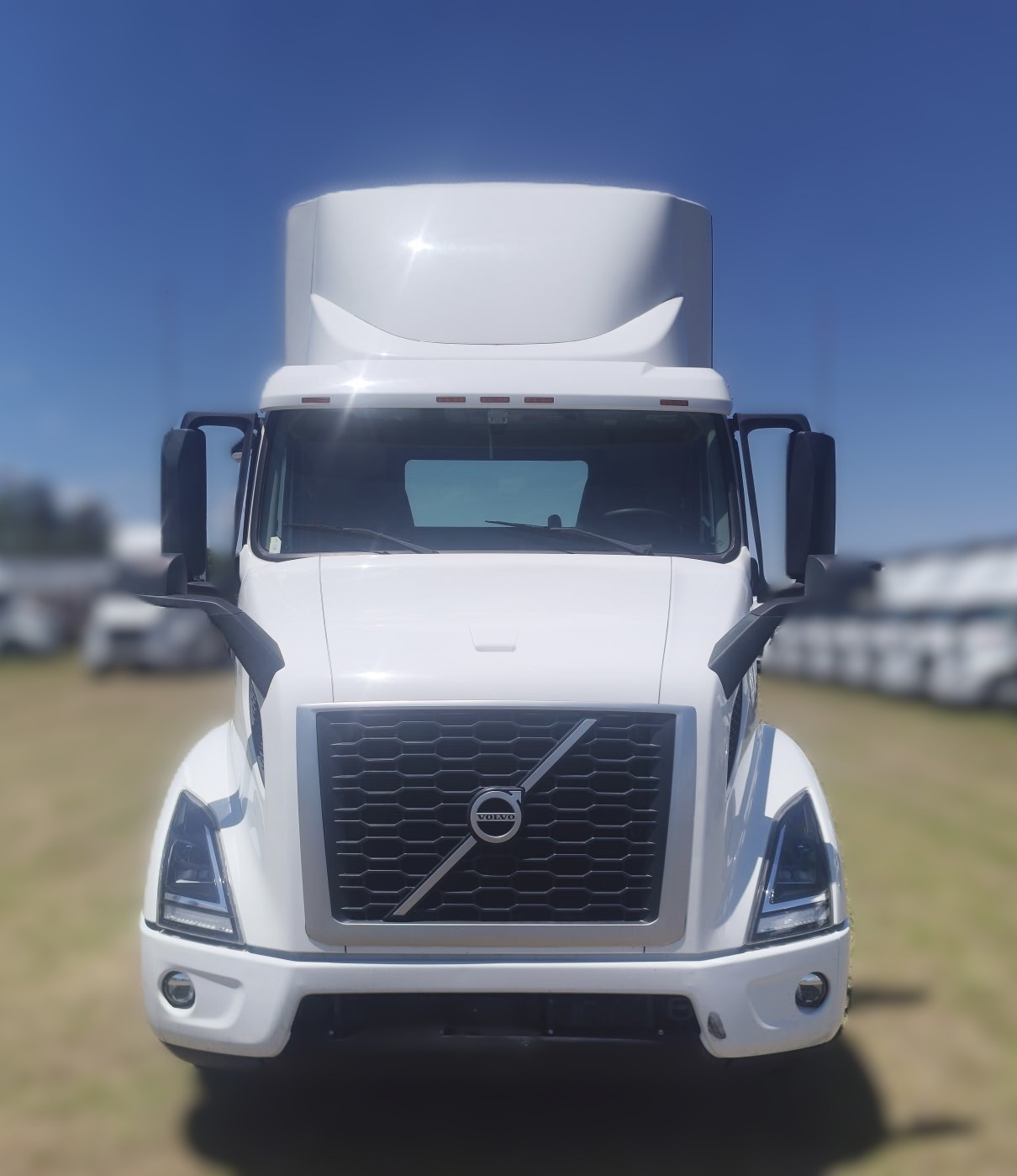 2022 Volvo VNR 640 in San Antonio, TX — photo 2