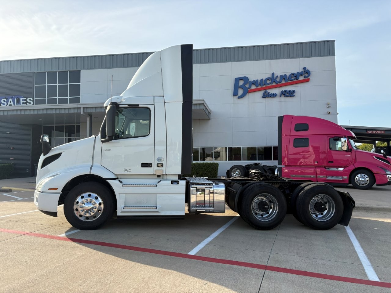 2022 Volvo VNR 640 in TX — photo 8