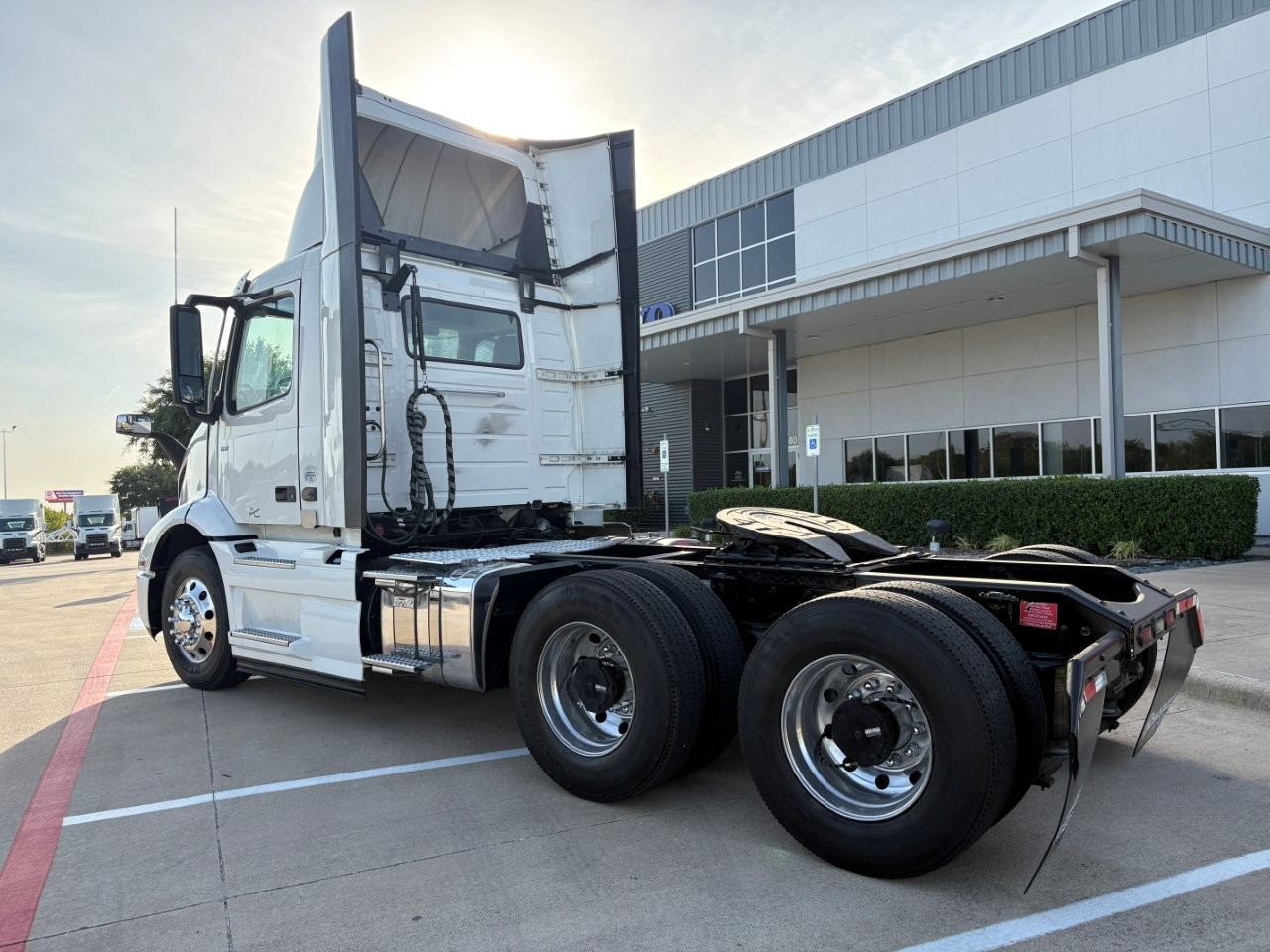 2022 Volvo VNR 640 in TX — photo 7