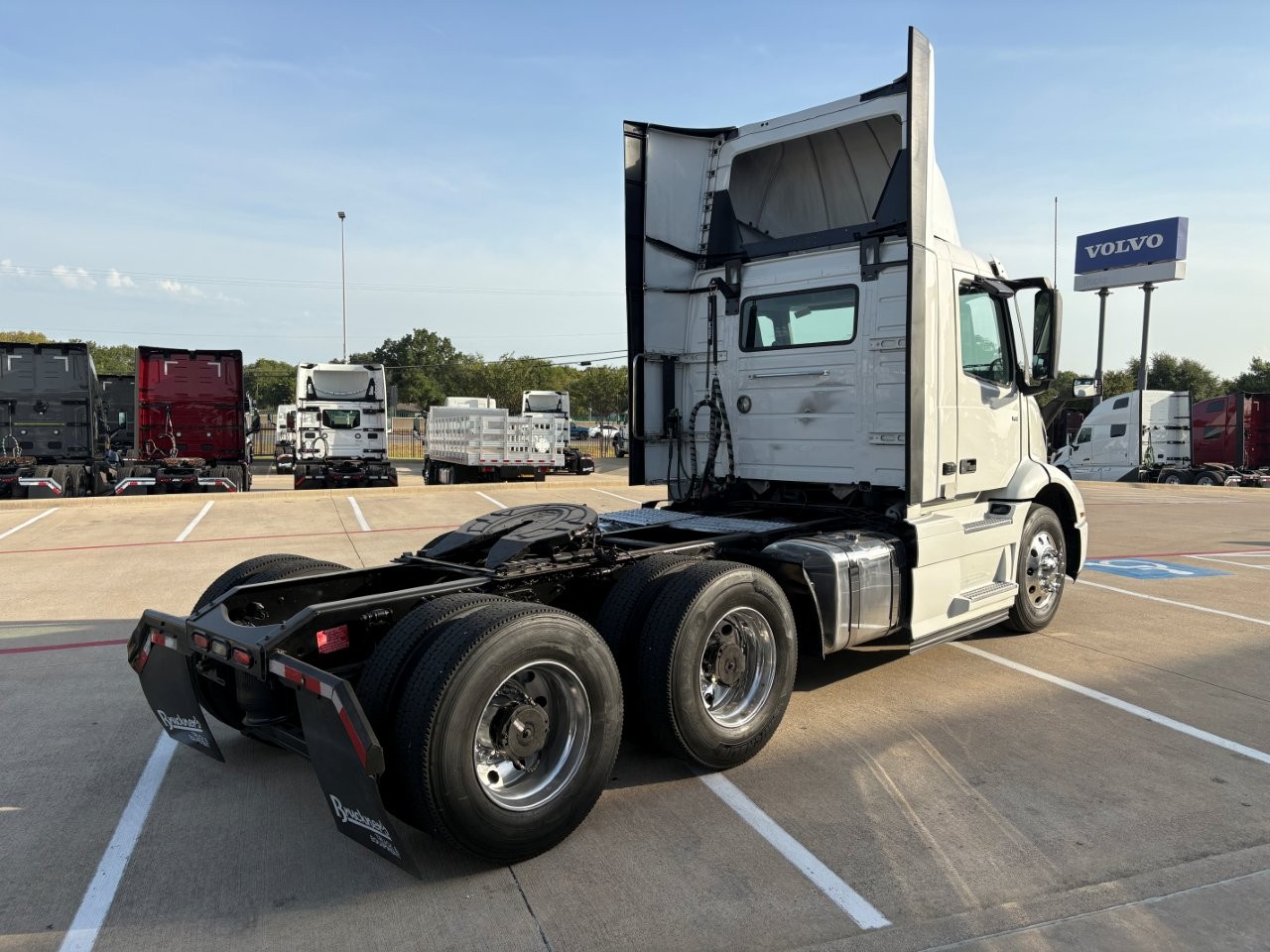 2022 Volvo VNR 640 in TX — photo 5
