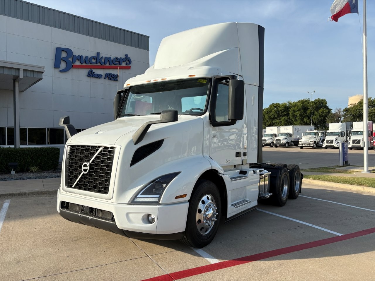 2022 Volvo VNR 640 in TX