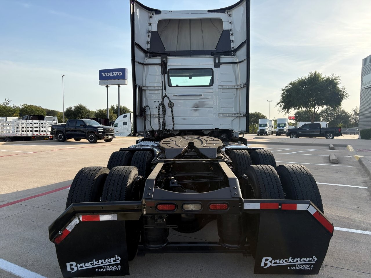 2022 Volvo VNR 640 in TX — photo 6
