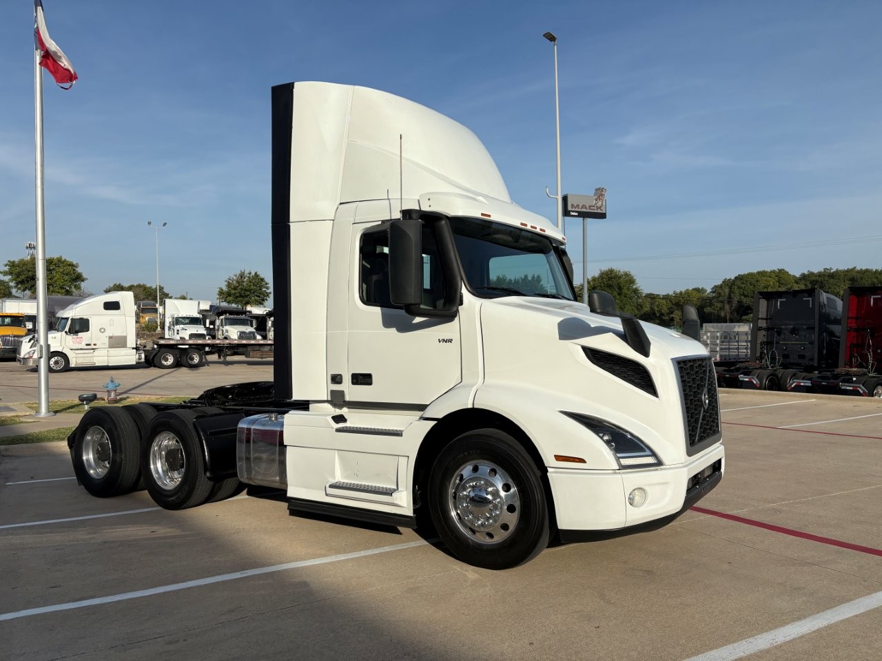 2022 Volvo VNR 640 in TX — photo 3