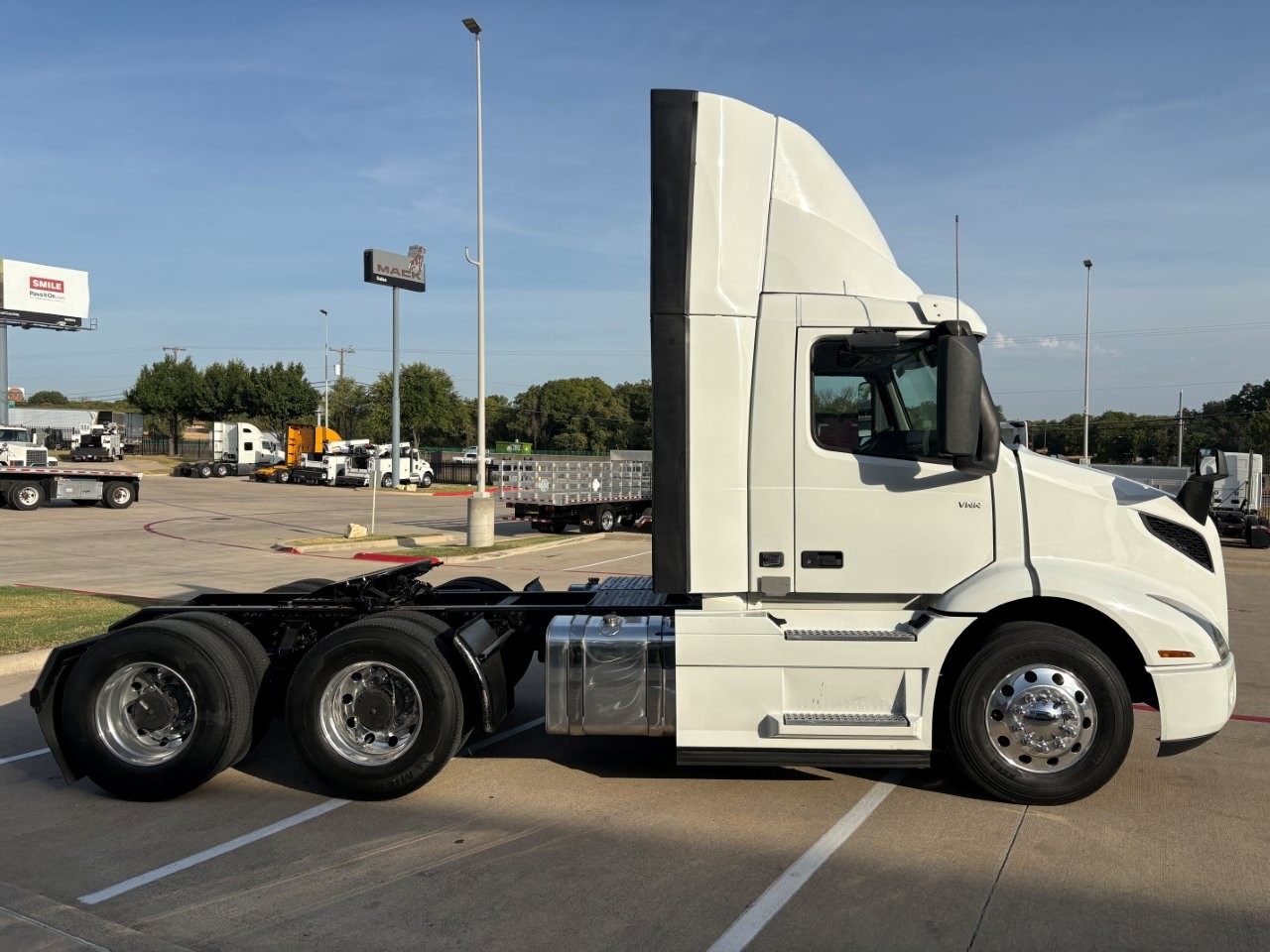 2022 Volvo VNR 640 in TX — photo 4