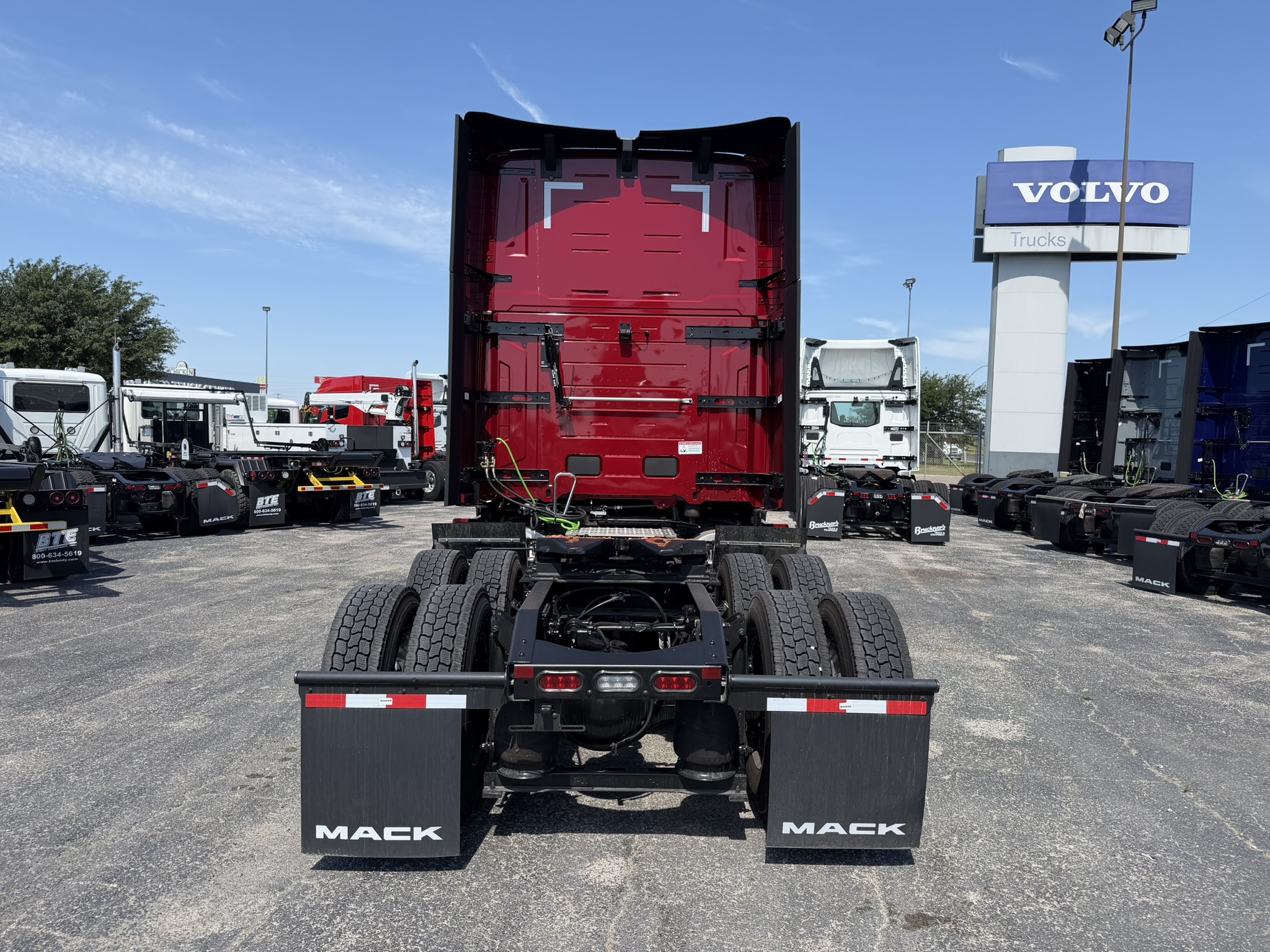2027 Mack Pinnacle in Fort Worth, TX — photo 5