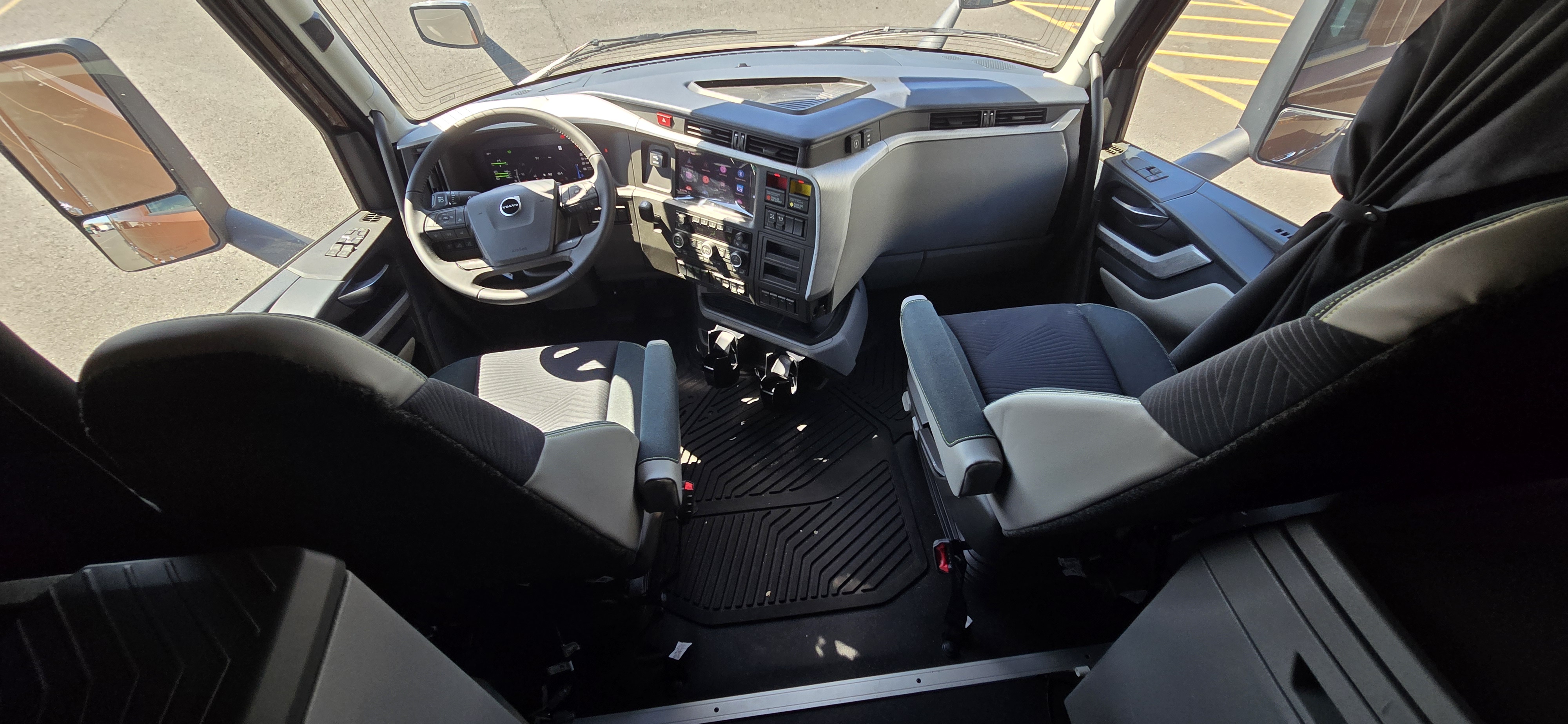 2027 Volvo VNL 860 in Yakima, WA — photo 8