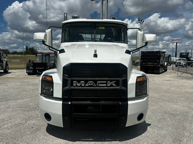 2019 Mack Anthem in San Antonio, TX — photo 3
